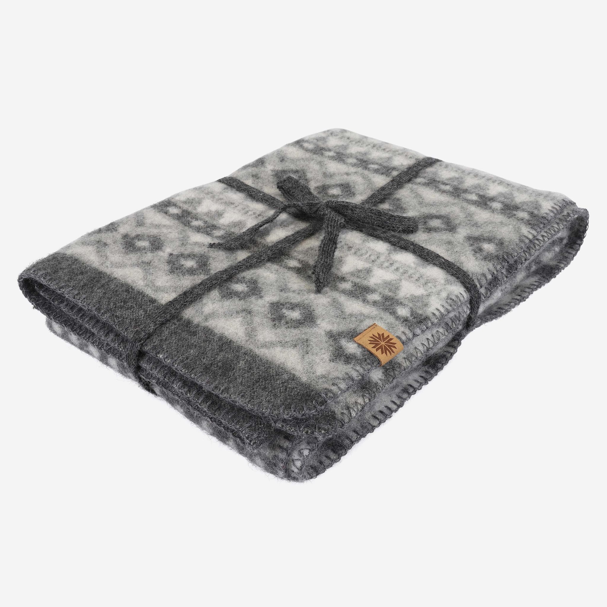 hofsa-wool-blanket-scandinavian-design_2.jpeg