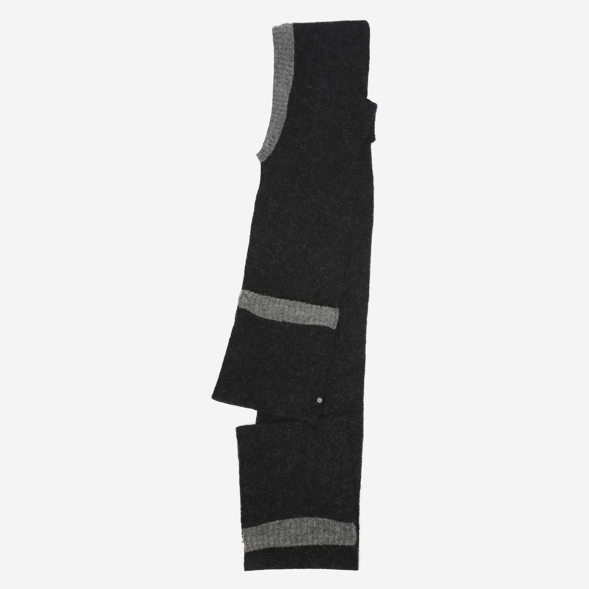 vikura-wool-scarf-pockets-11.jpeg