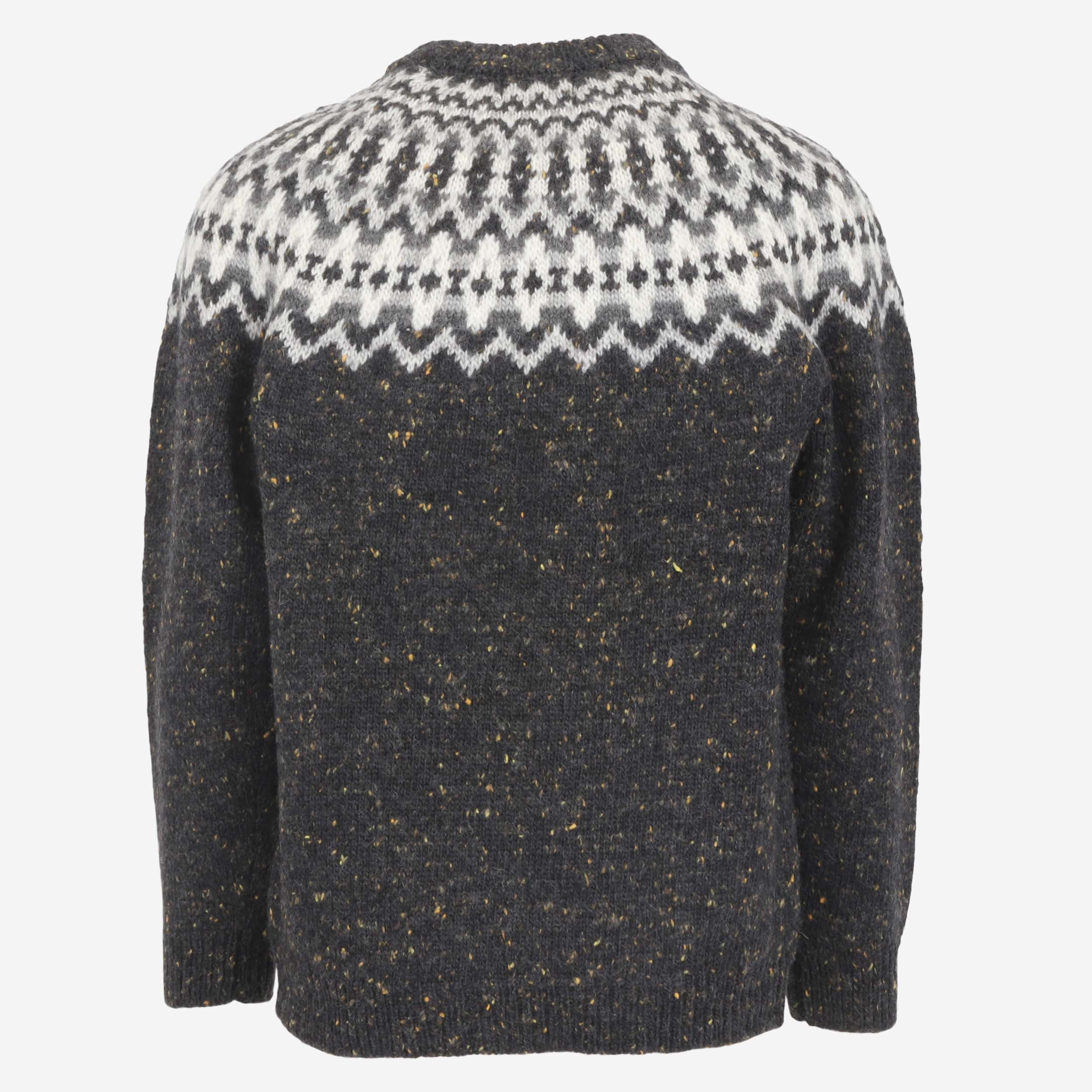 Snorragarður Wollpullover im traditionellen isländischen Design  