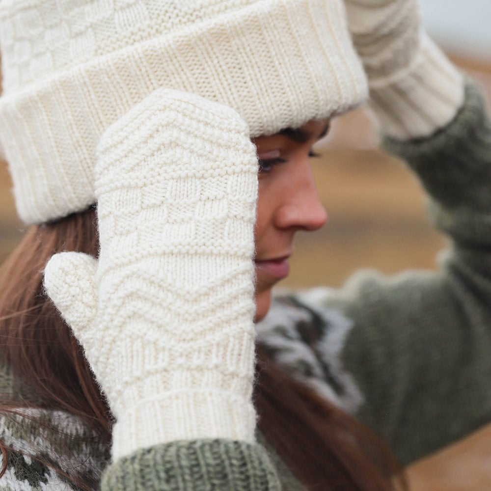 mjoll_KNIT0423_knitted-mittens_knitting-pattern_prjonauppskrift1.jpeg