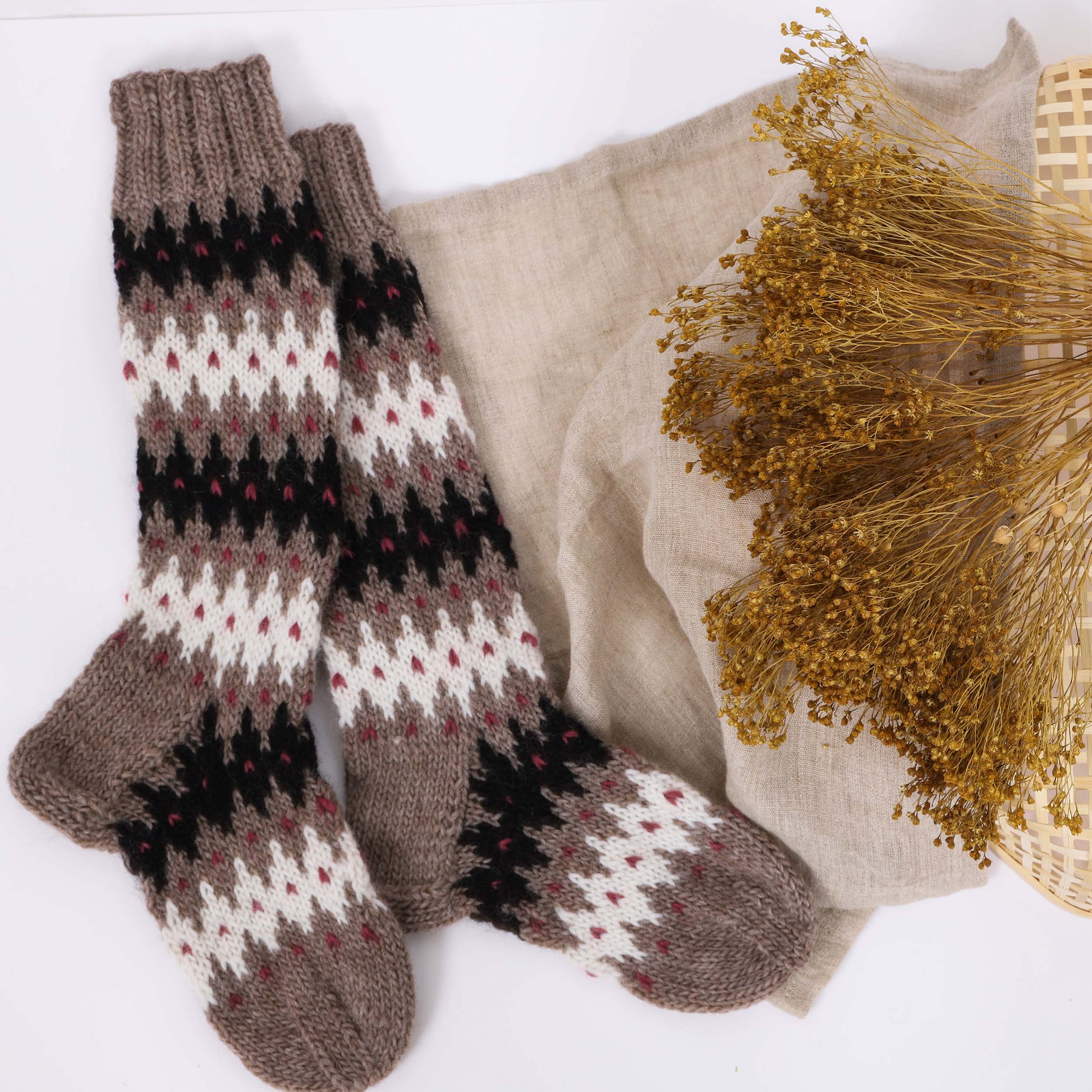 Fjara high adult socks knitting pattern