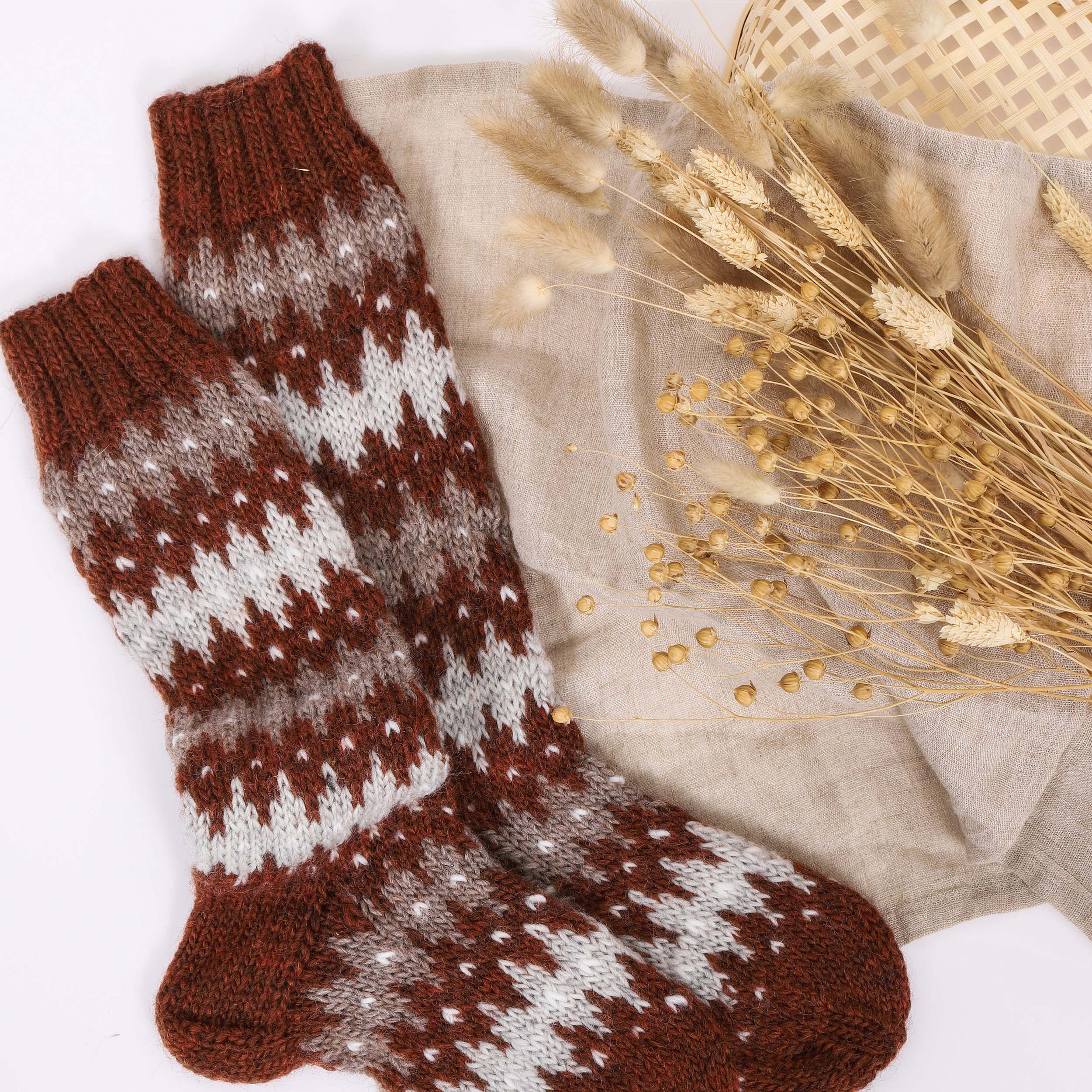 Fjara high adult socks knitting pattern