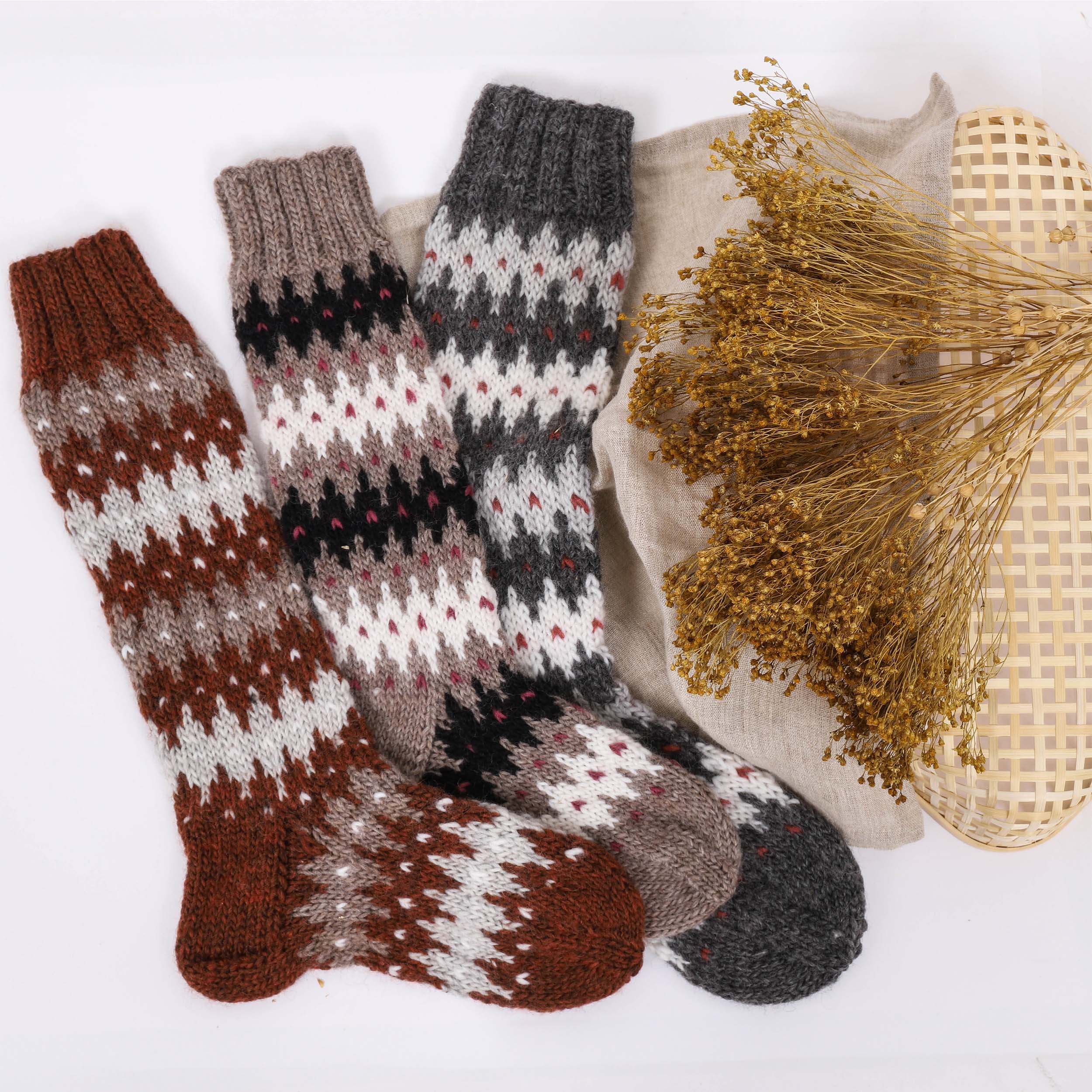 Fjara high adult socks knitting pattern