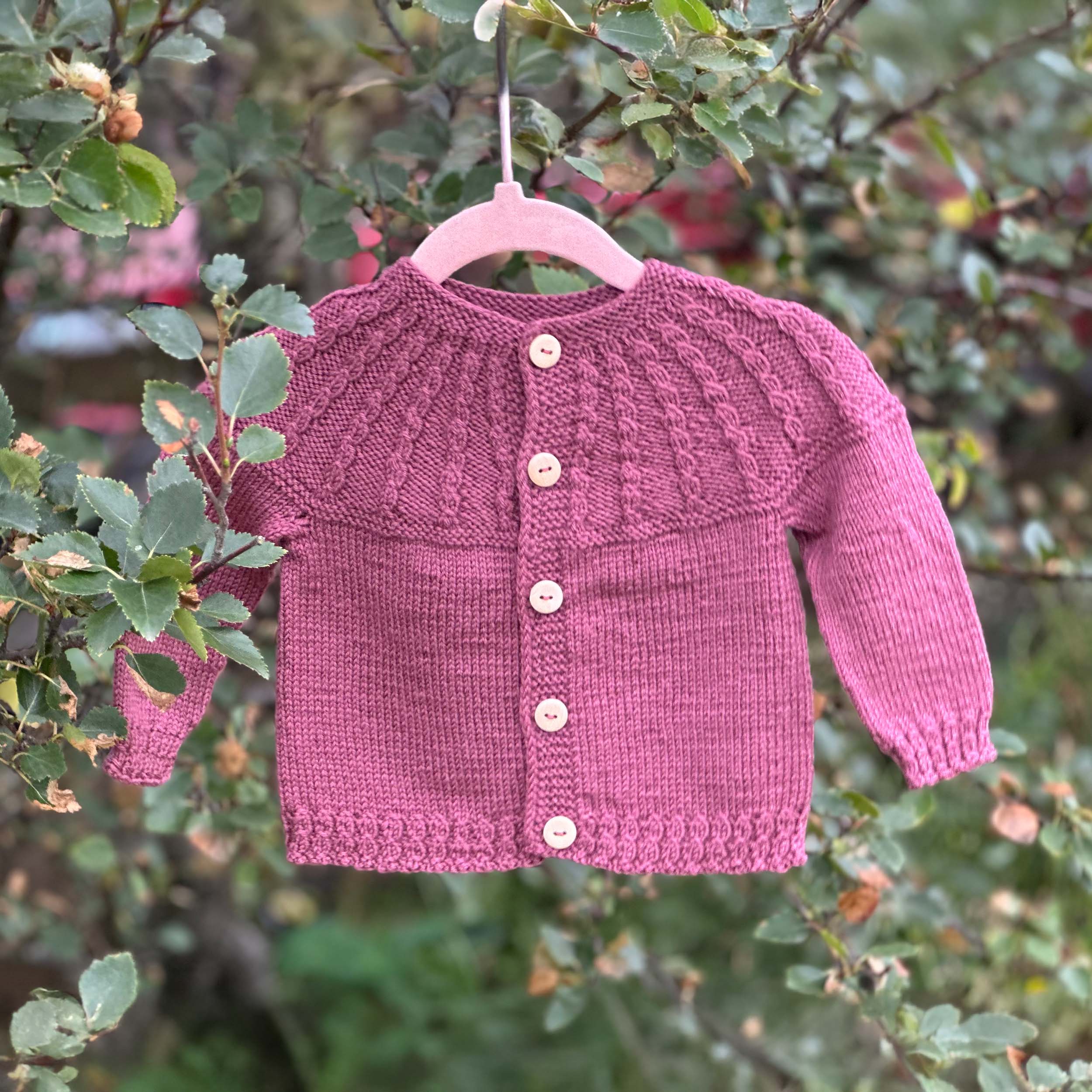 Fúsi buttoned baby sweater knitting pattern