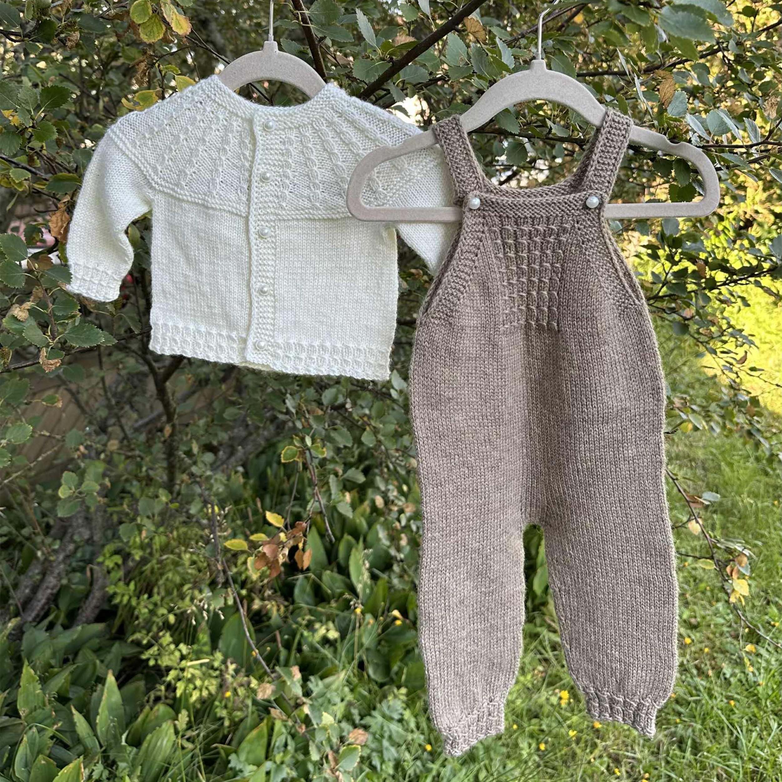 Fúsi buttoned baby sweater knitting pattern