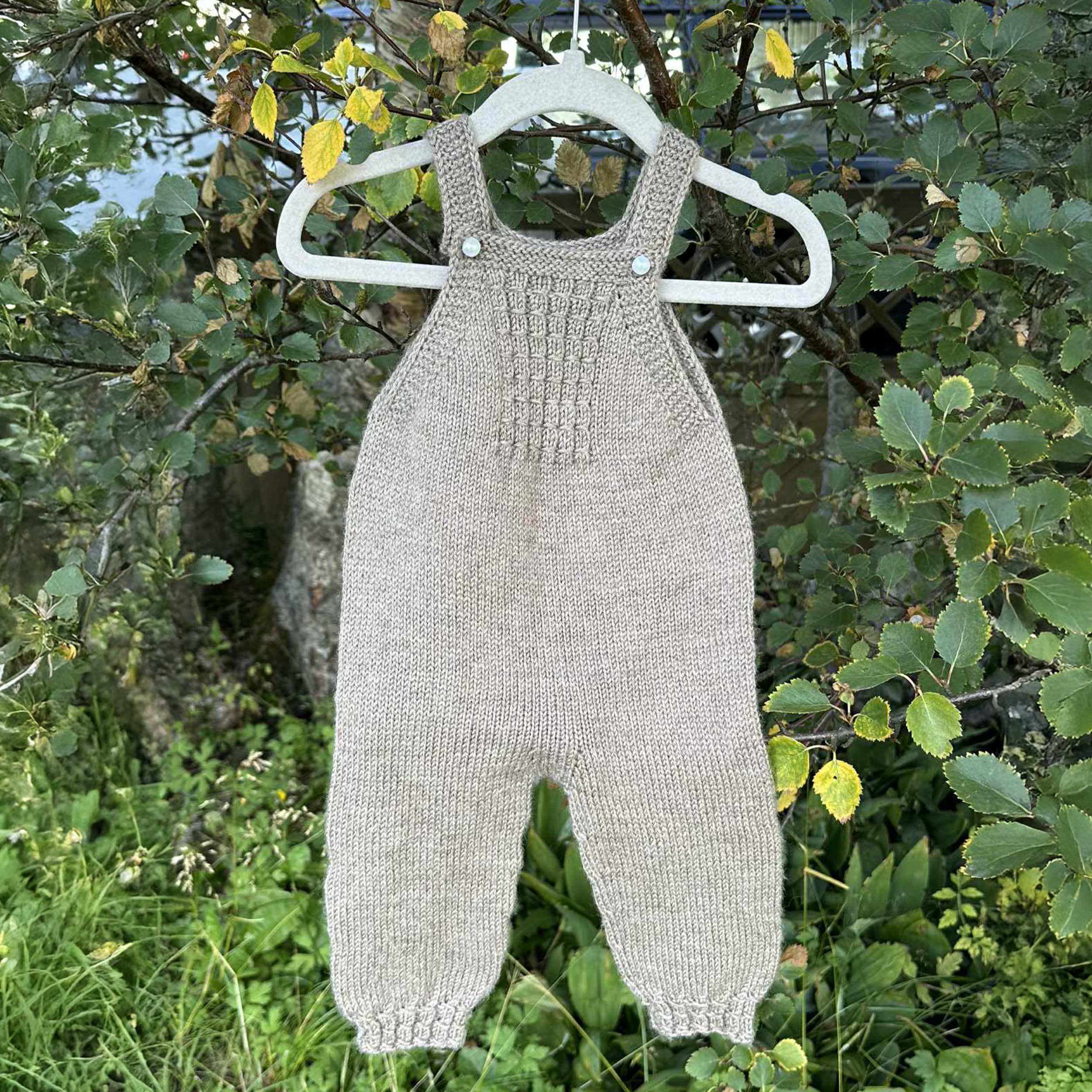 Fúsi ungbarna smekkbuxur prjónauppskrift