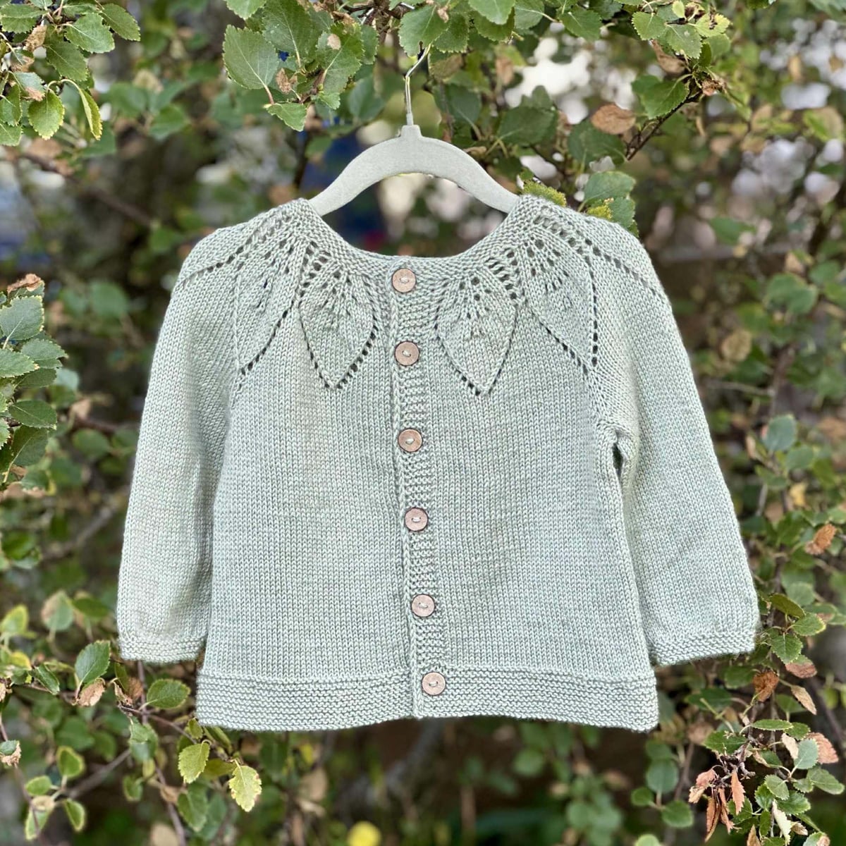 lotta_HG-010_kids-open-sweater_knitting-pattern_prjonauppskift1.jpeg