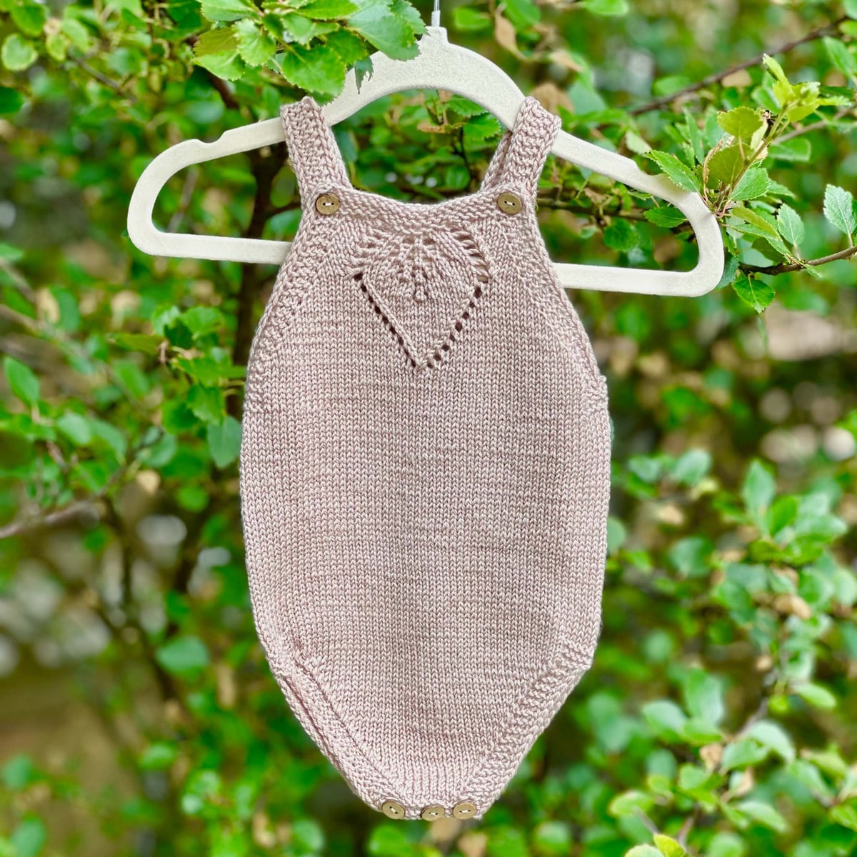 lotta_HG-011_kids-overall_knitting-pattern_prjonauppskrift2.jpeg