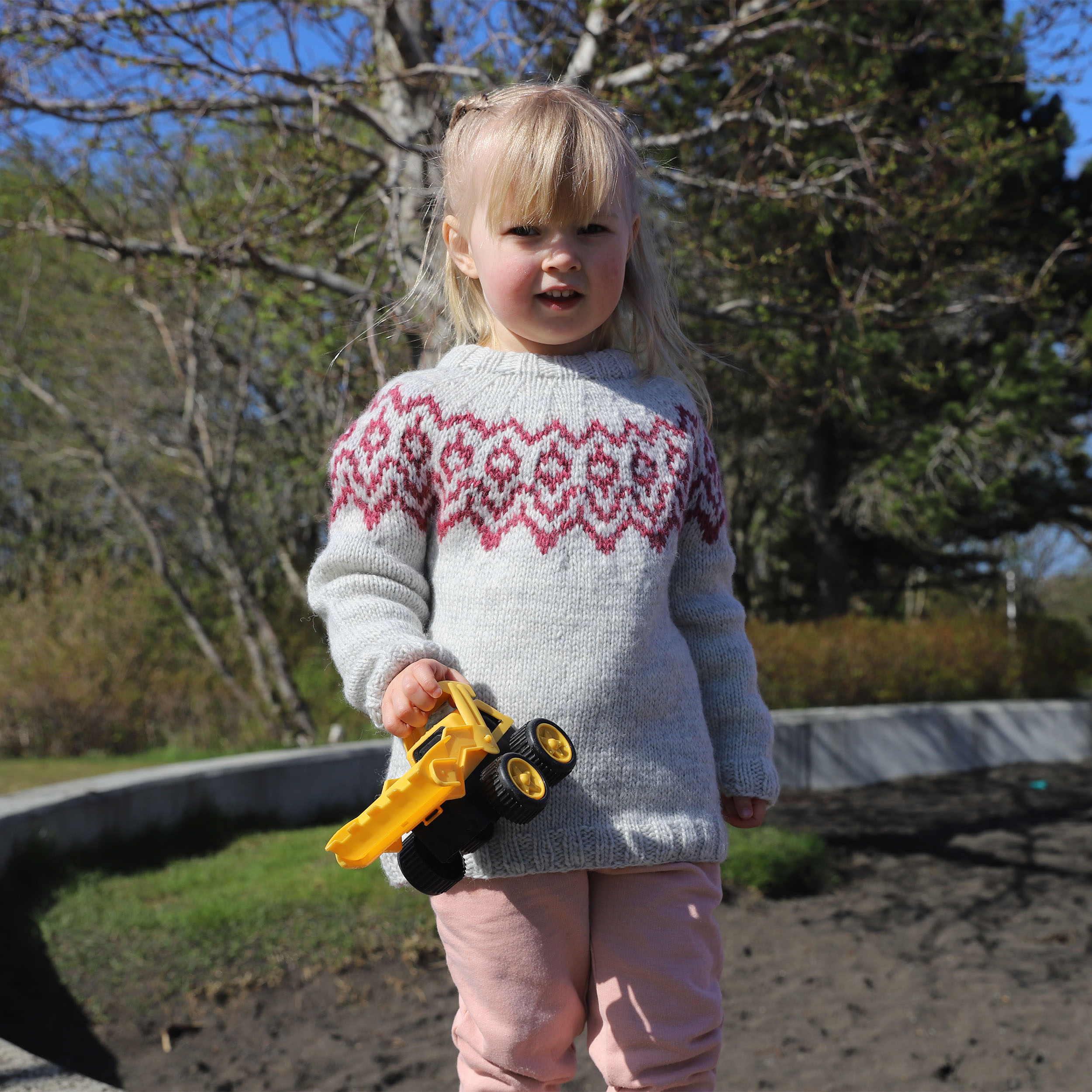 Krummi kids sweater knitting pattern