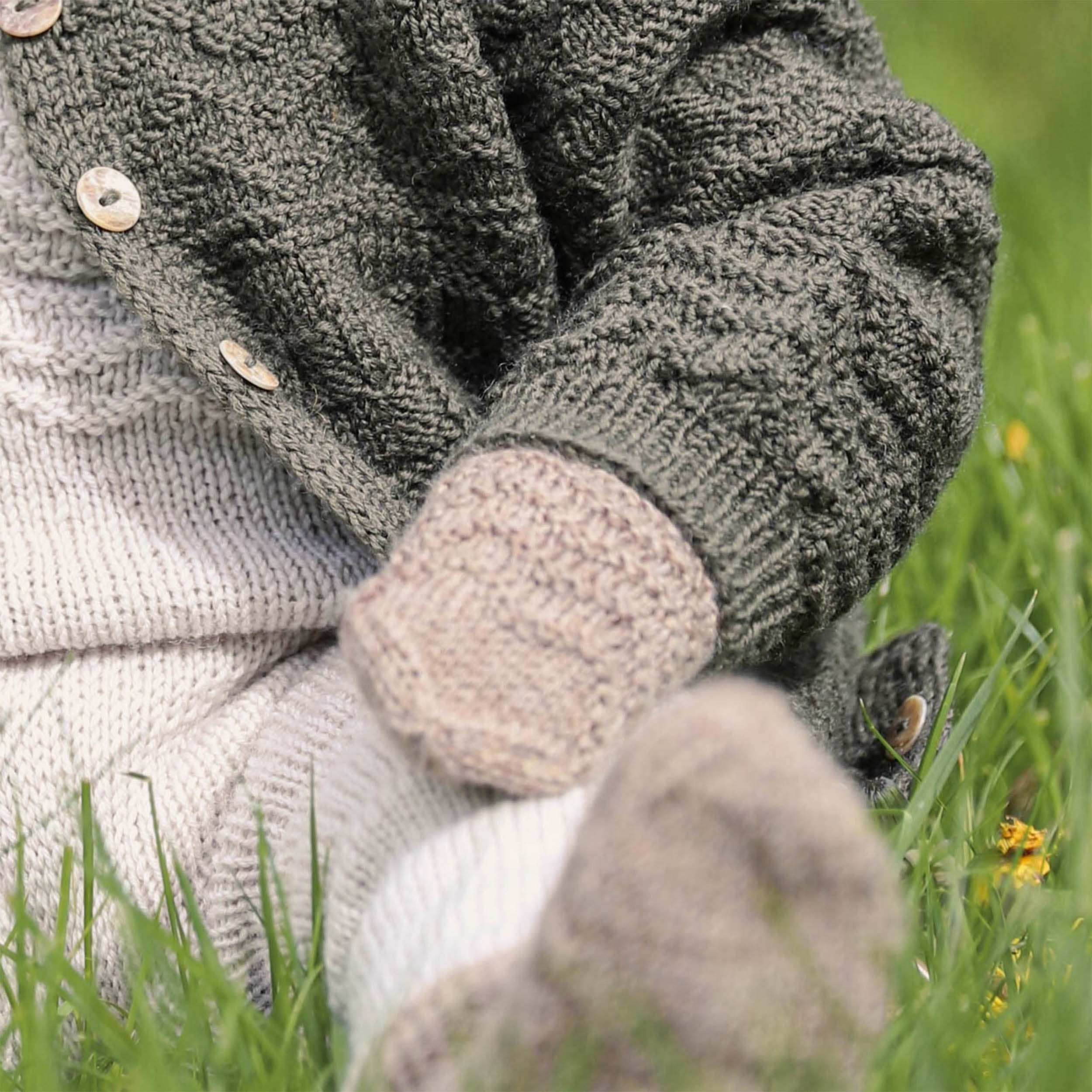 flod_KNIT0414_newborn-socks-mittens_knitting-pattern_prjonauppskrift1.jpeg