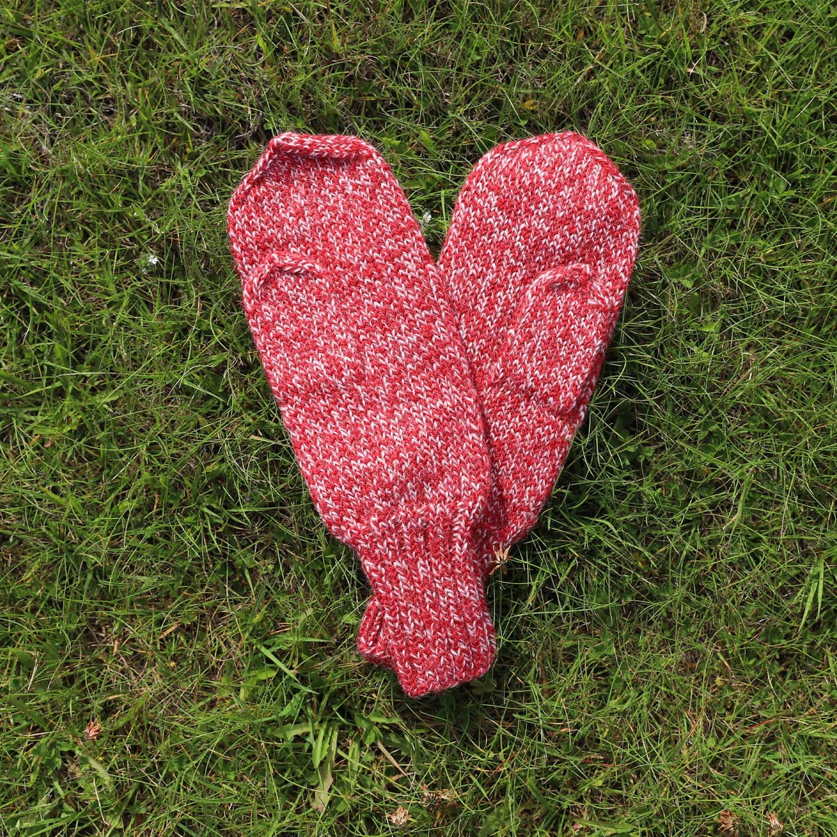 yrja_KNIT0425_adult-mittens_knitting-pattern_prjonauppskrift1.jpeg