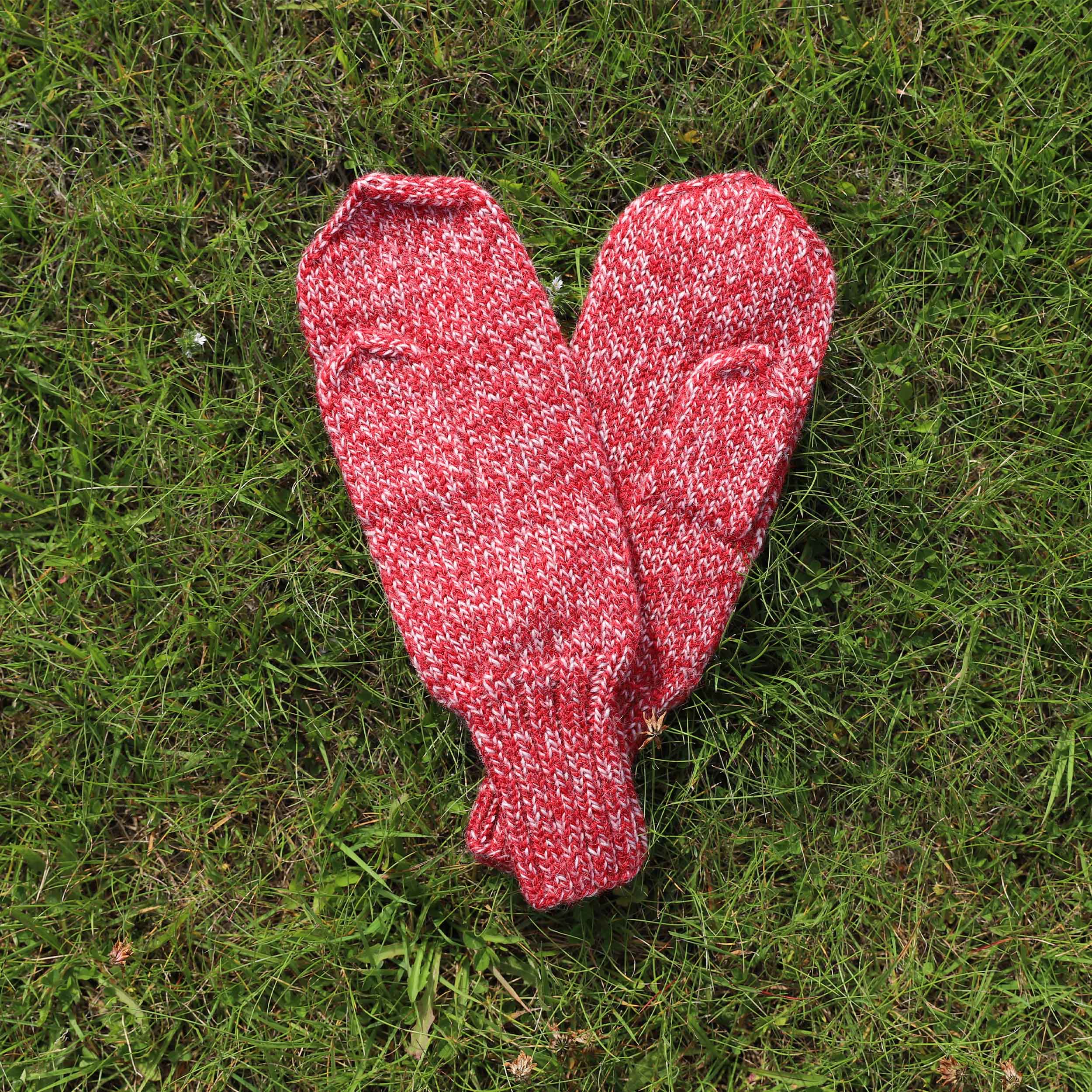 yrja_KNIT0425_adult-mittens_knitting-pattern_prjonauppskrift1.jpeg