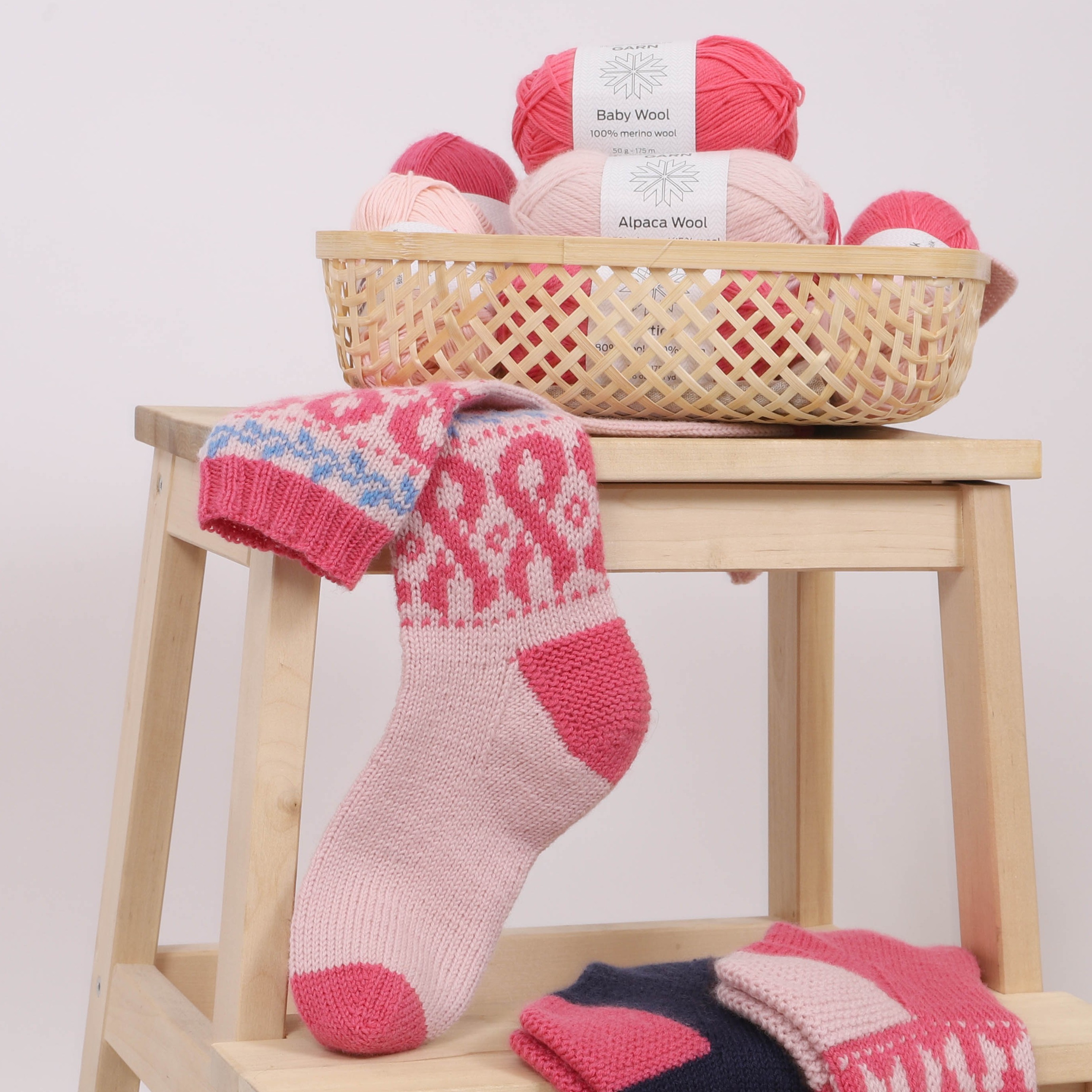 Bleika slaufan socks knitting pattern