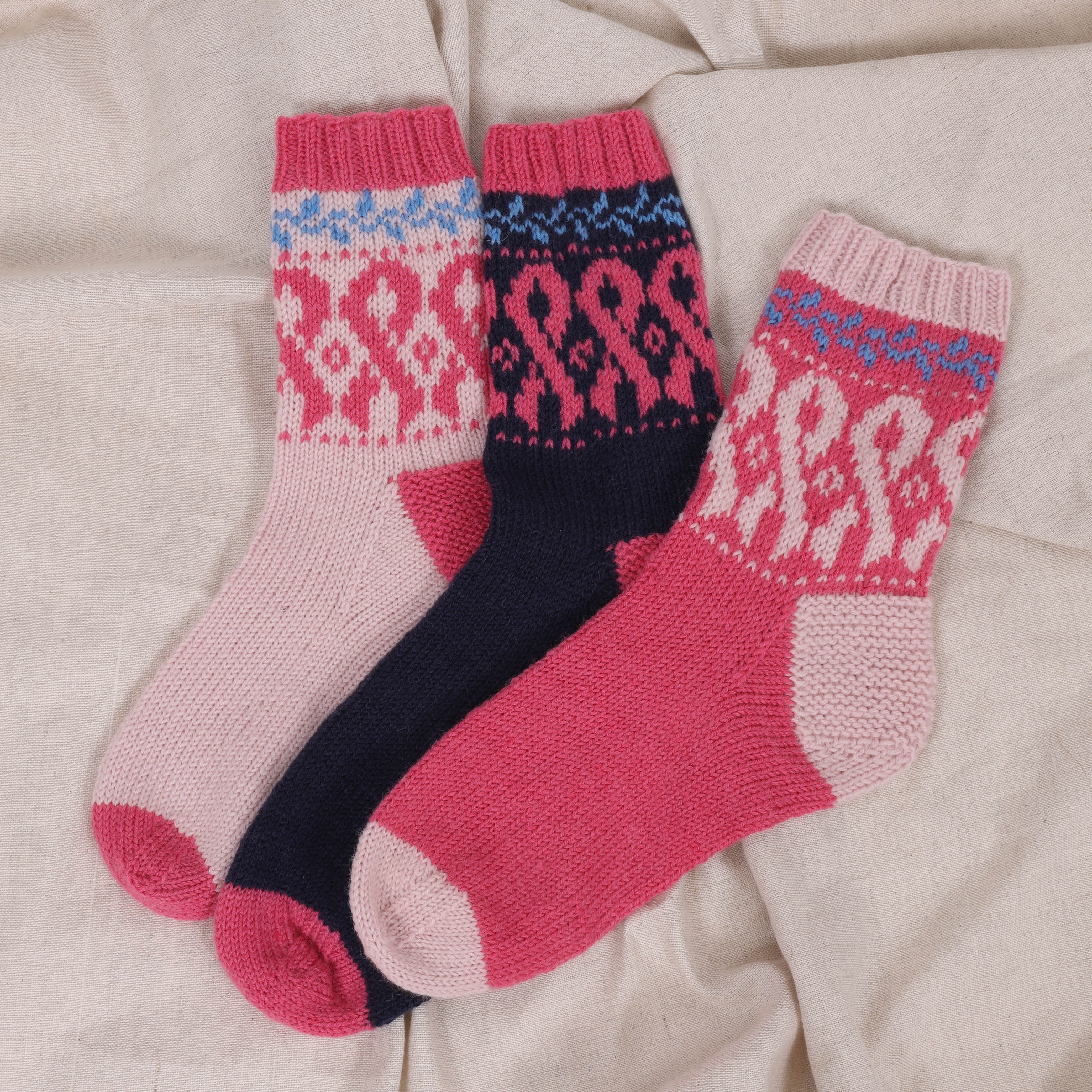 Bleika slaufan socks knitting pattern