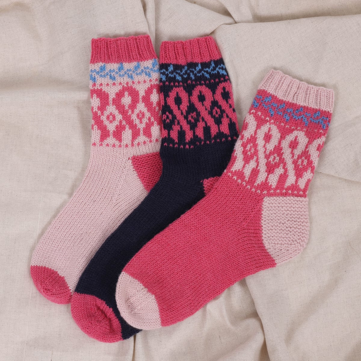 bleika-slaufan_KNIT0428_socks_knitting-pattern_prjonauppskrift1.jpeg