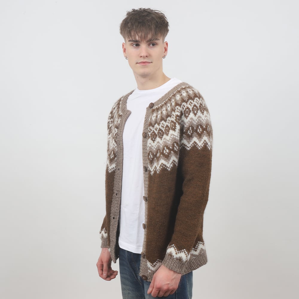 sula_KNIT0444_adult-buttoned-sweater_knitting-pattern_prjonauppskrift4.jpeg