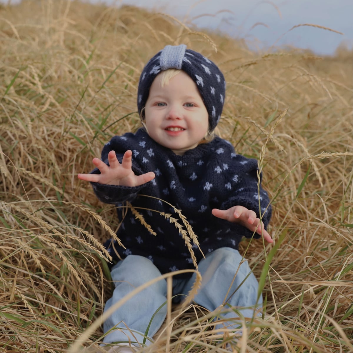 lola_KNIT0436_kids-sweater-headband_knitting-pattern_prjonauppskrift4.jpeg