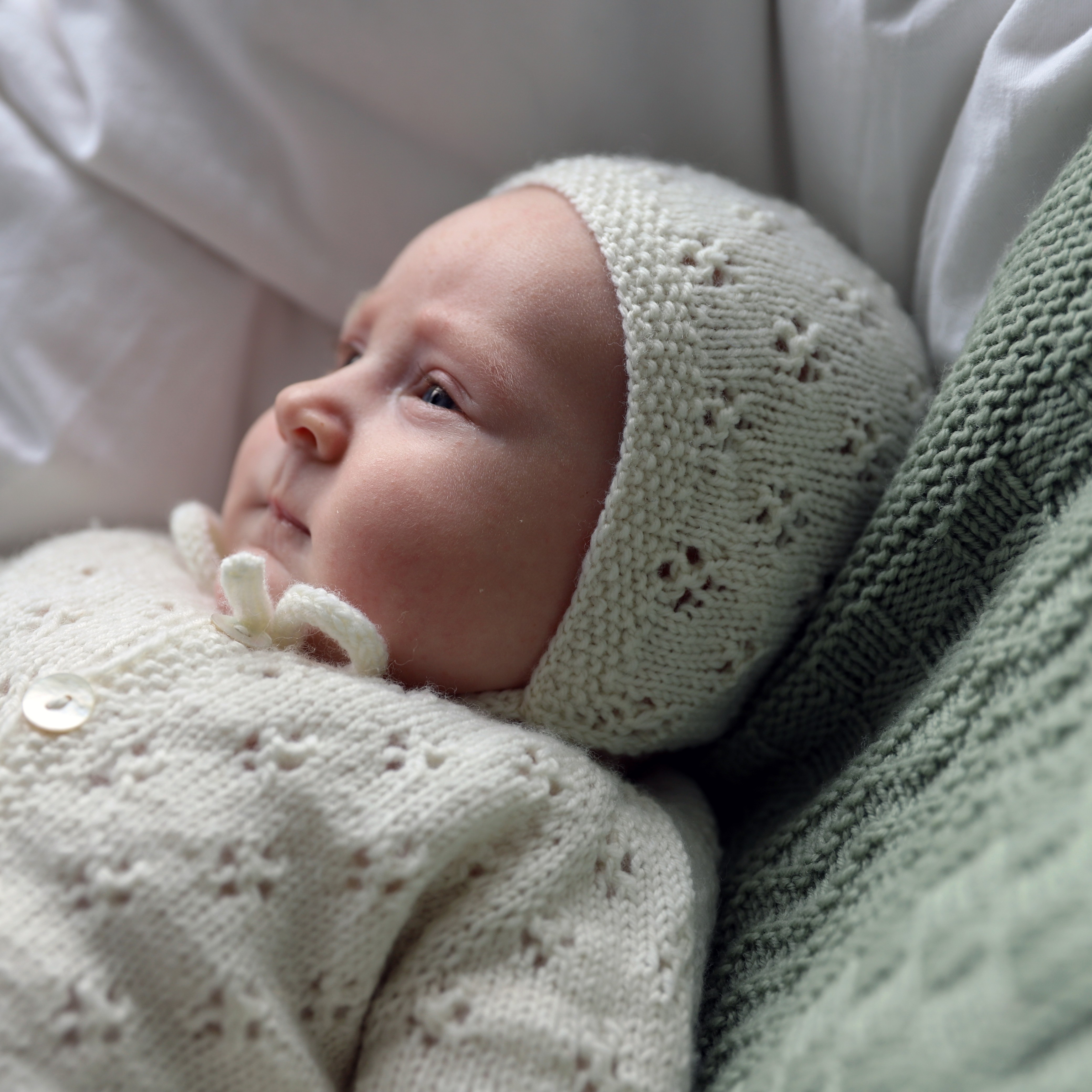 Blómstra newborn set knitting pattern