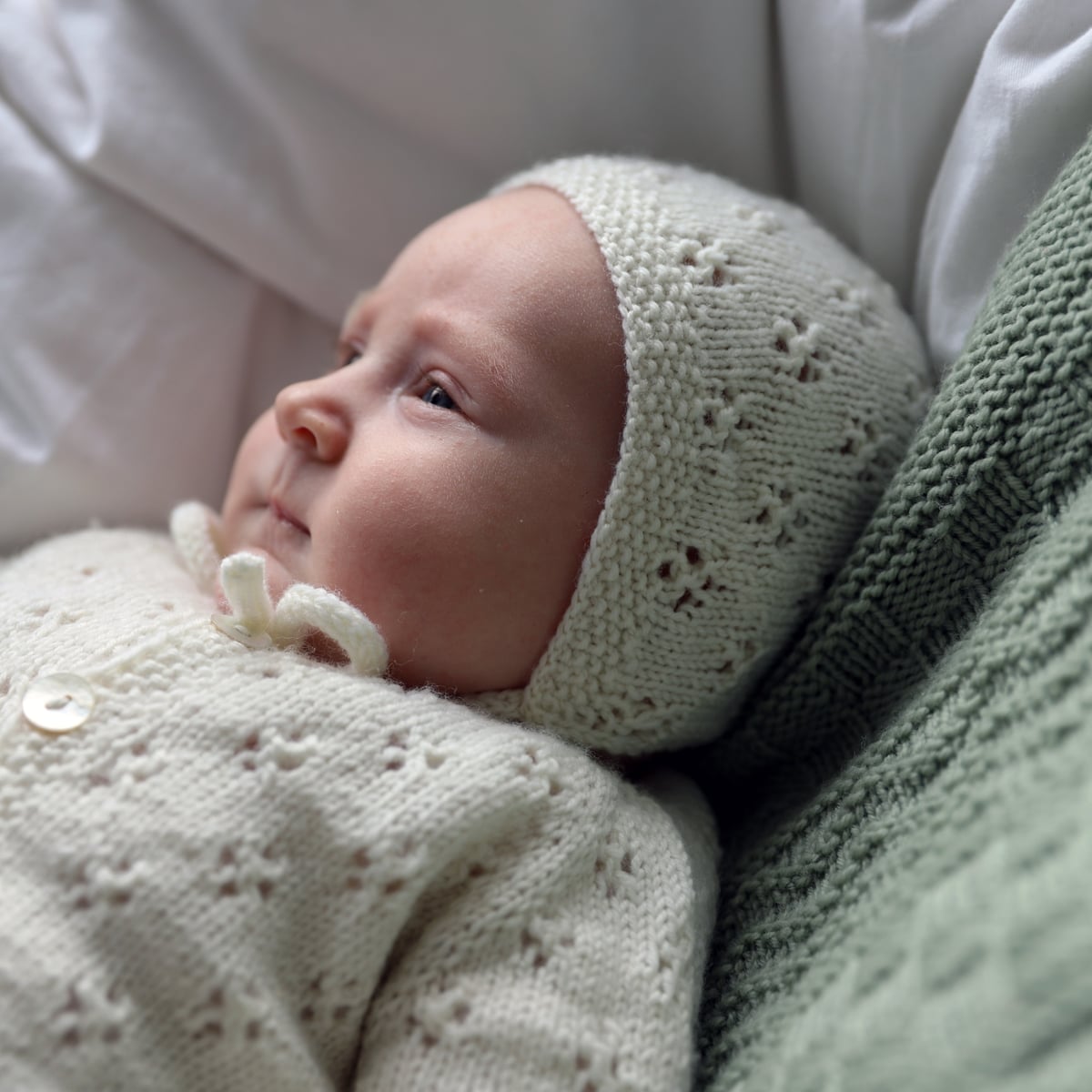 blomstra_KNIT0456_newborn-set_knitting-pattern_prjonauppskrift9.jpeg