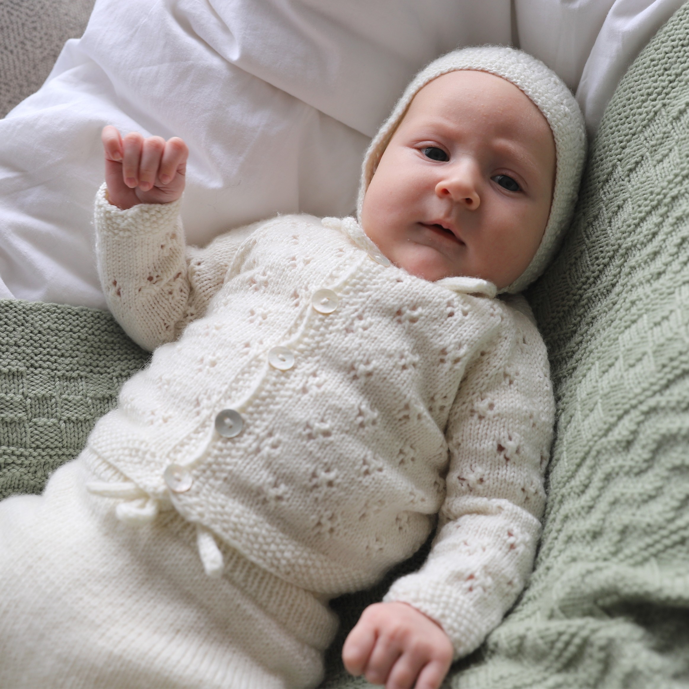 Blómstra newborn set knitting pattern