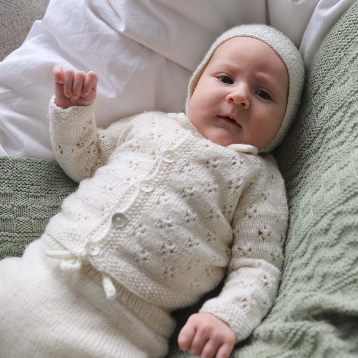 blomstra_KNIT0456_newborn-set_knitting-pattern_prjonauppskrift7.jpeg