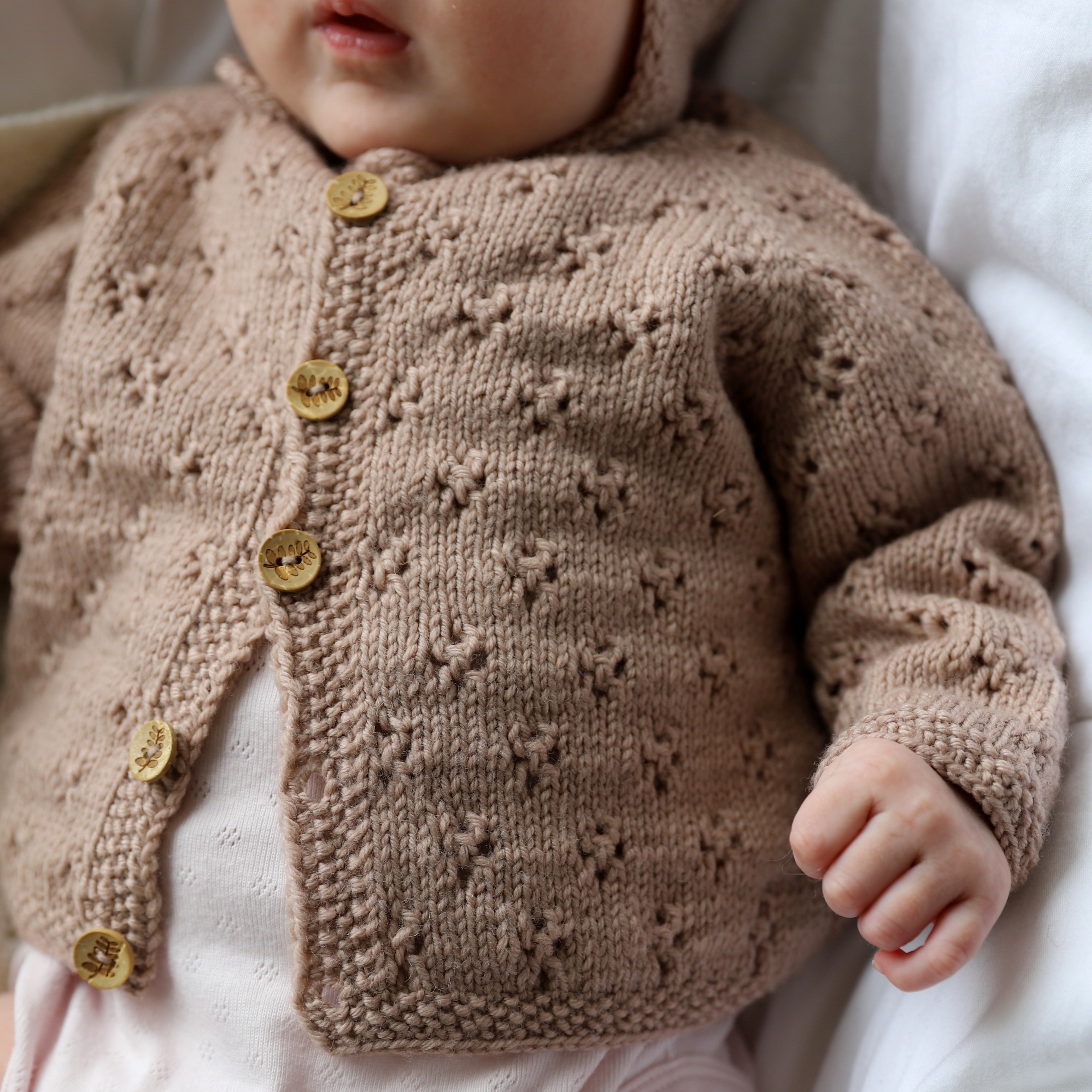 Blómstra newborn set knitting pattern