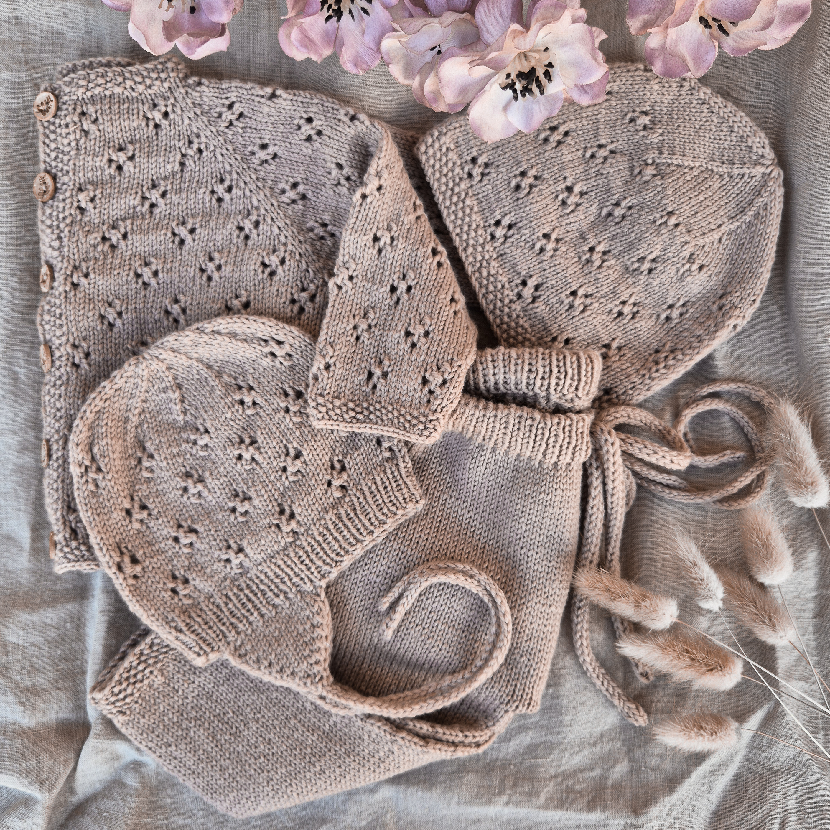 Blómstra newborn set knitting pattern