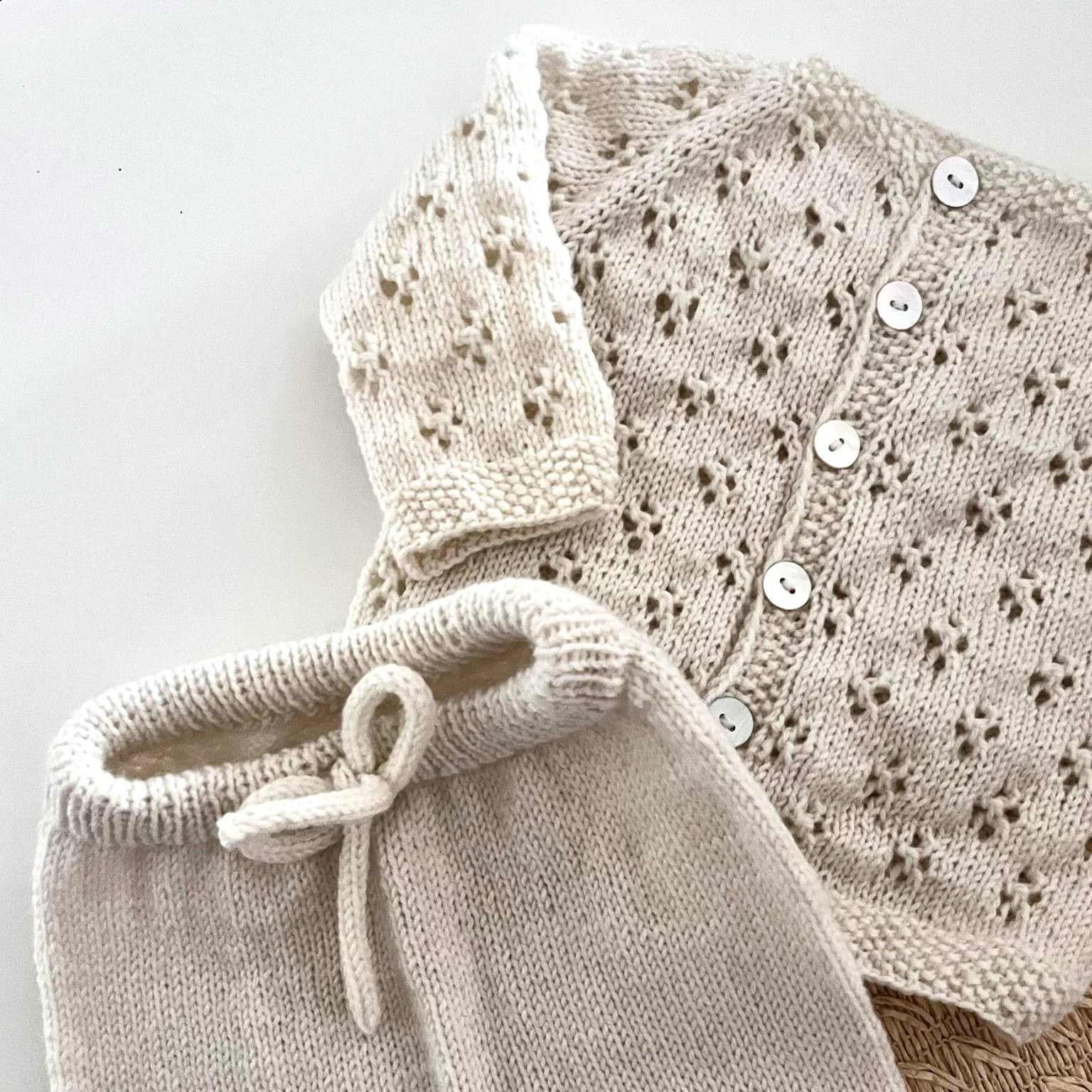 Blómstra newborn set knitting pattern