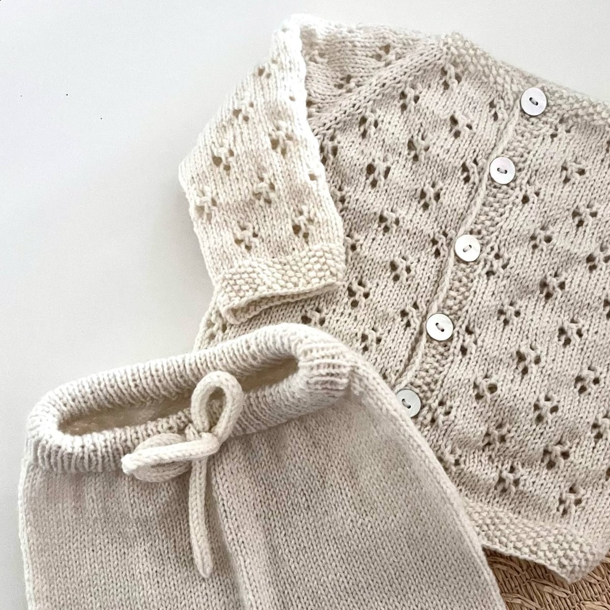 blomstra_KNIT0456_newborn-set_knitting-pattern_prjonauppskrift10.jpeg