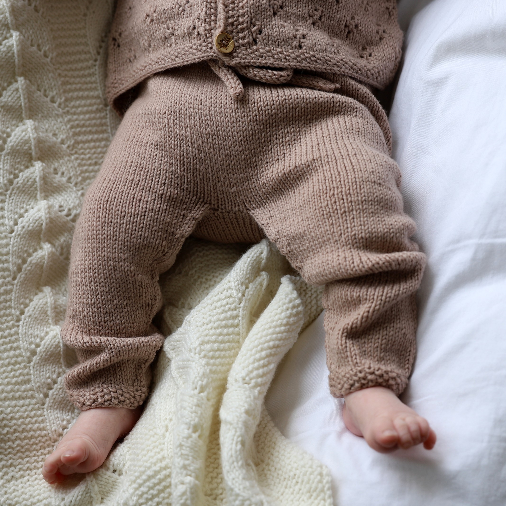 Blómstra newborn set knitting pattern