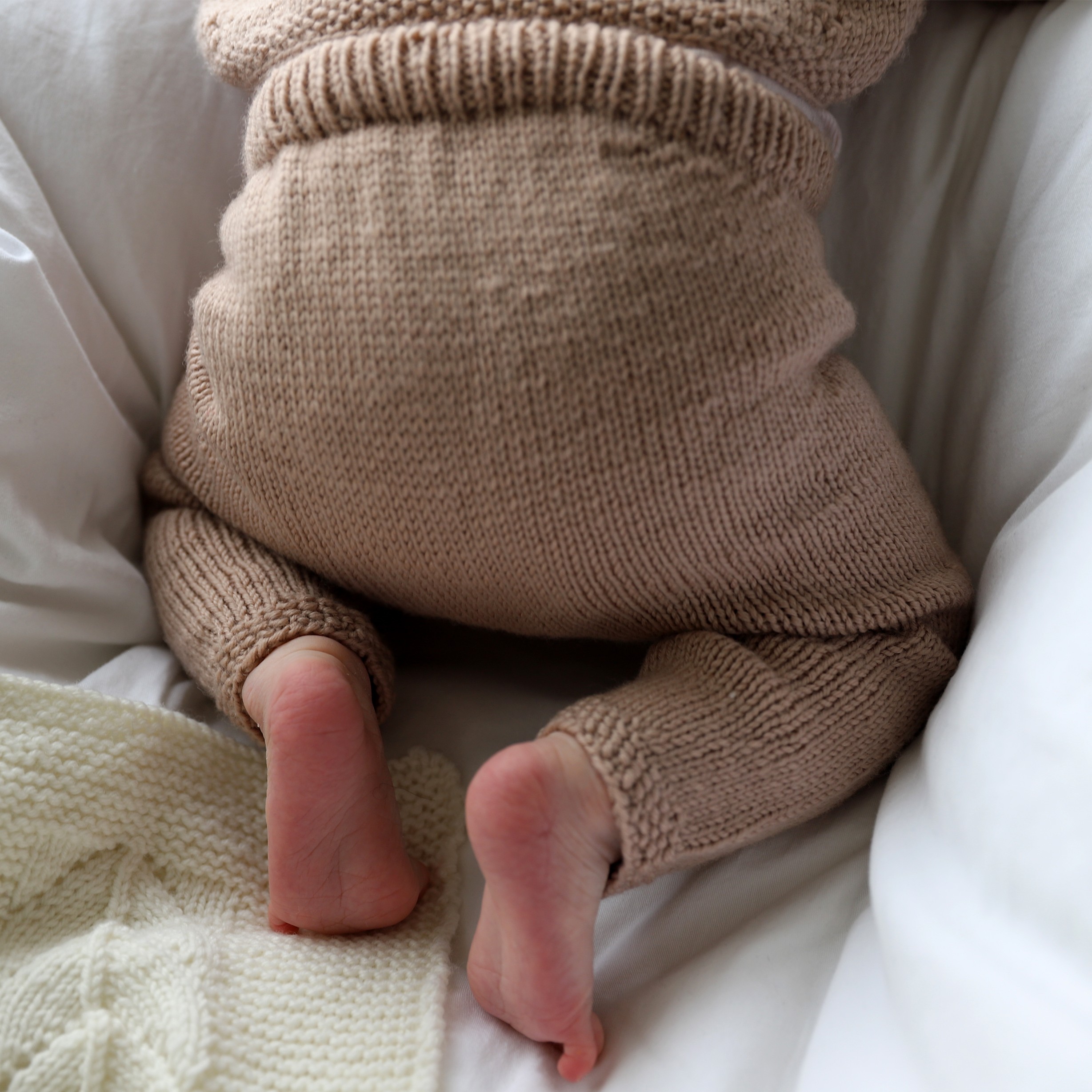 Blómstra newborn set knitting pattern