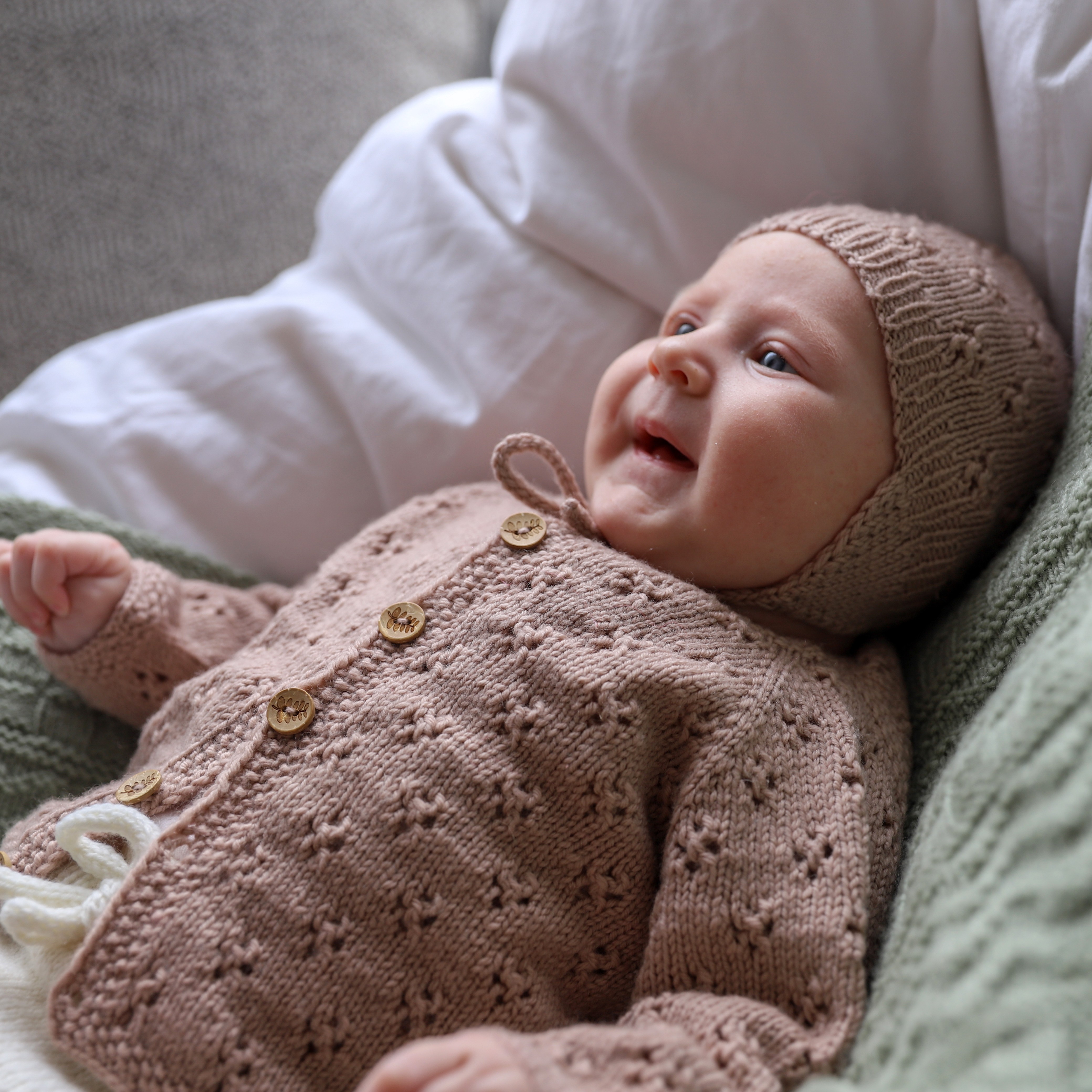 Blómstra newborn set knitting pattern