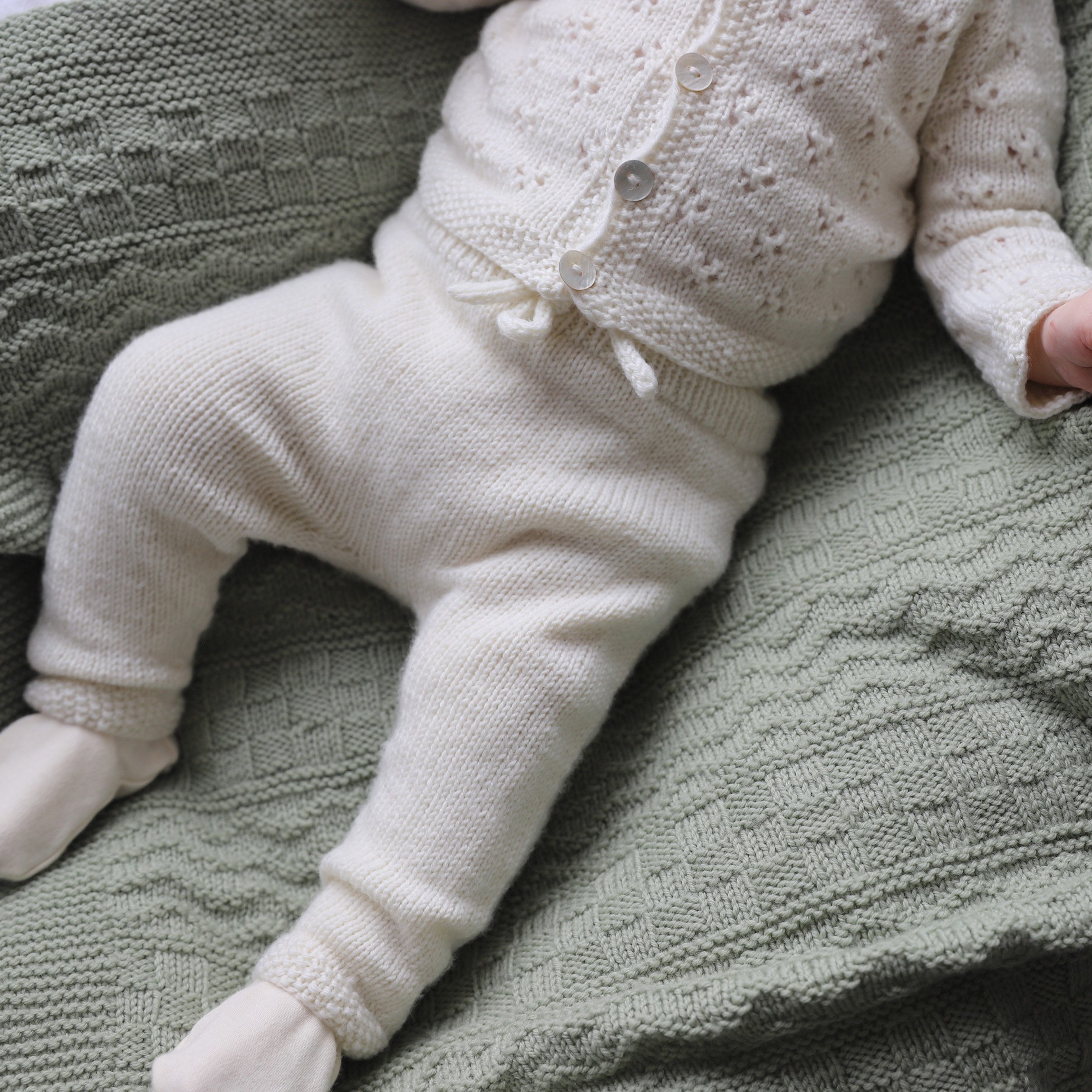 Blómstra newborn set knitting pattern