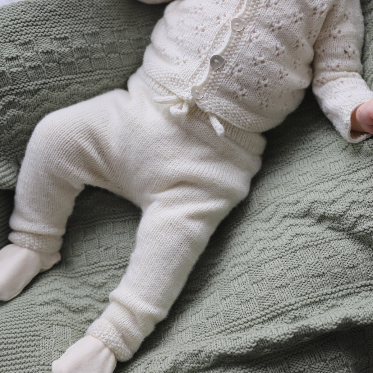 blomstra_KNIT0456_newborn-set_knitting-pattern_prjonauppskrift8.jpeg