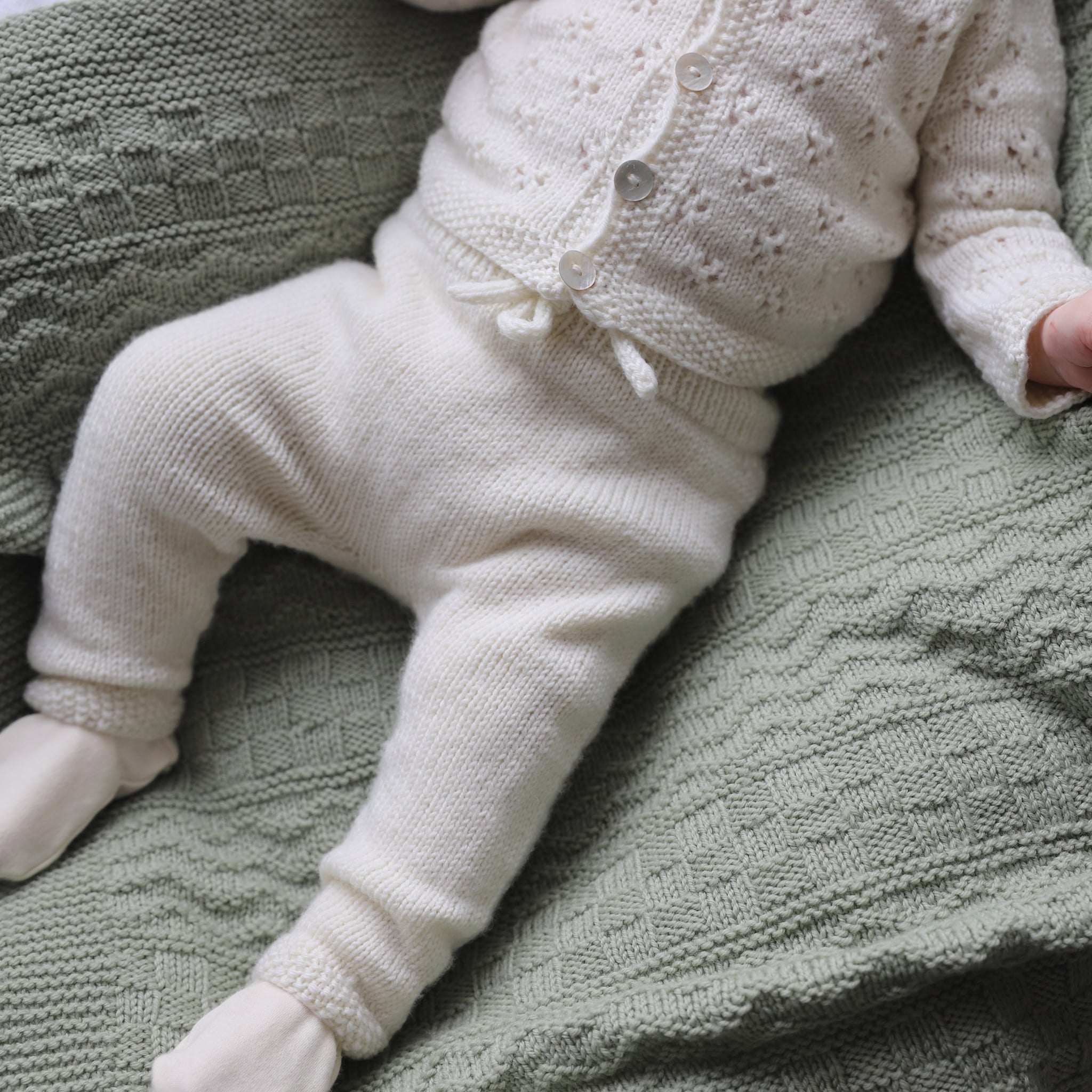 blomstra_KNIT0456_newborn-set_knitting-pattern_prjonauppskrift8.jpeg