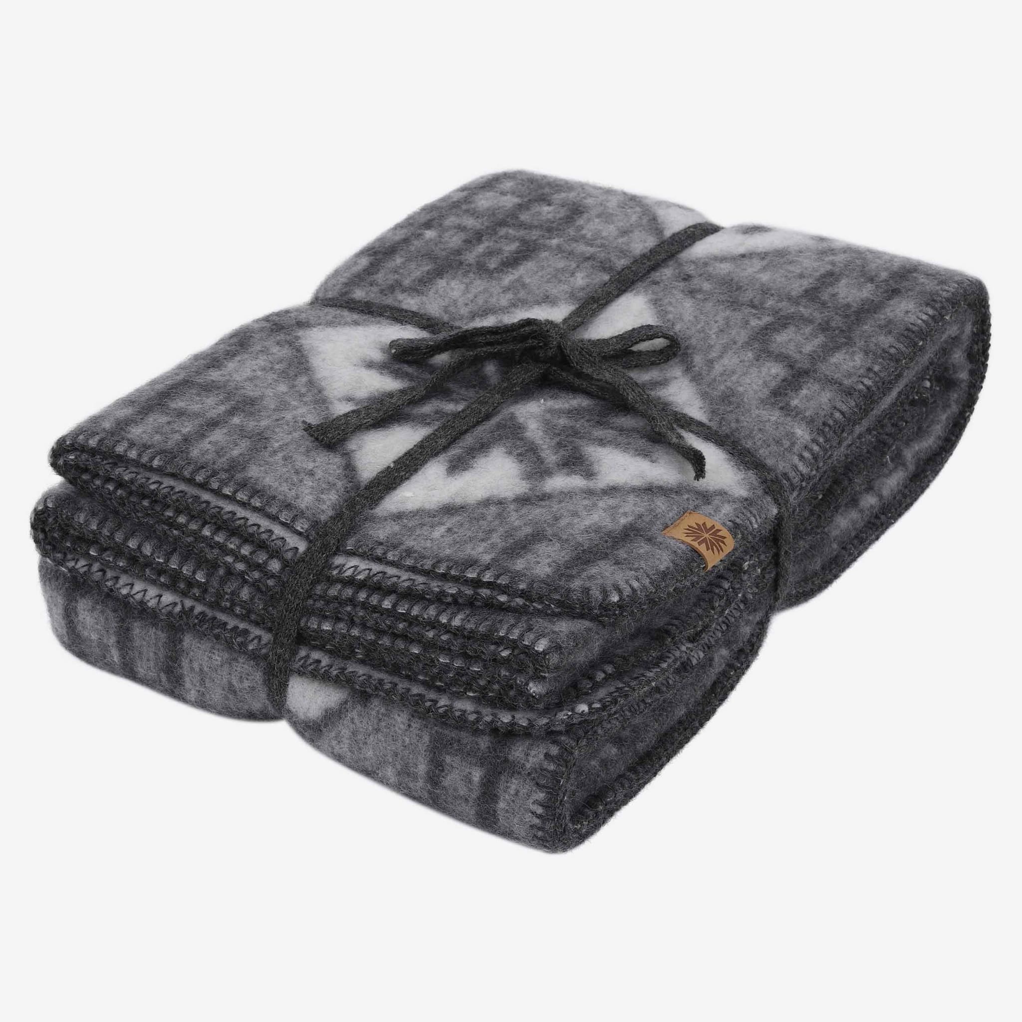 Varmi Scandinavian design wool blanket